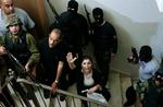 Et kvindeligt medlem af Fatah rykker ind i parlamentsbygningen på vestbredden under beskyttelse af Al Aqsa Martyrernes Brigade. 