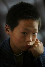 En dreng fra Yunnan, der er blevet befriet fra et teglværk efter at have udført tvangsarbejde 14 timer om dagen i det centrale kina. Sager om bortførte børn er kommet frem, efter at forældre har fortalt om deres desperate søgen efter deres børn. 