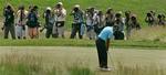 Tiger Woods puttede 35 gange på lørdagens runde, som han traditionen tro spillede i sin blå poloshirt. I dag er han i bordeauxrøde tshirt, når han spiller med førerbolden. 