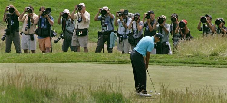 Tiger Woods puttede 35 gange på lørdagens runde, som han traditionen tro spillede i sin blå poloshirt. I dag er han i bordeauxrøde tshirt, når han spiller med førerbolden. 