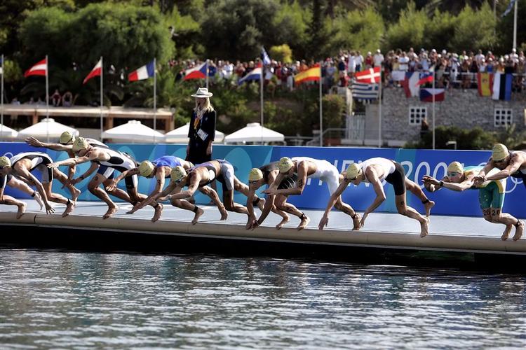Der er 52 triatleter til start og der er pengepræmier til de 15 bedste - fra 200.000 til 3.000 dollar. 