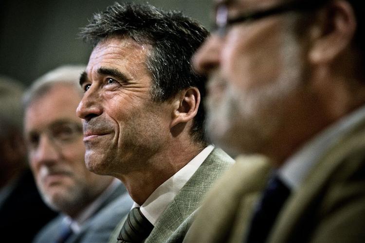 Statsminister Anders Fogh var tilfreds med resultatet af trepartsforhandlingerne. Her ses han flankeret af finansminister Thor Pedersen (V) og LO-formand Hans Jensen. 