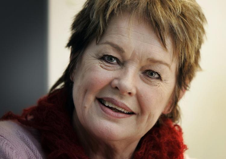 Ghita Nørby er kåret til Årets Skuespiller og har fået sit portræt på en flise på Frederiksberg Allé. 