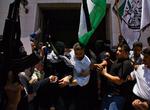 Militante Fatah-folk stormede i går parlamentsbygningen i Ramallah på Vestbredden og fører her Hamas-parlamentarikere væk fra bygningen. 