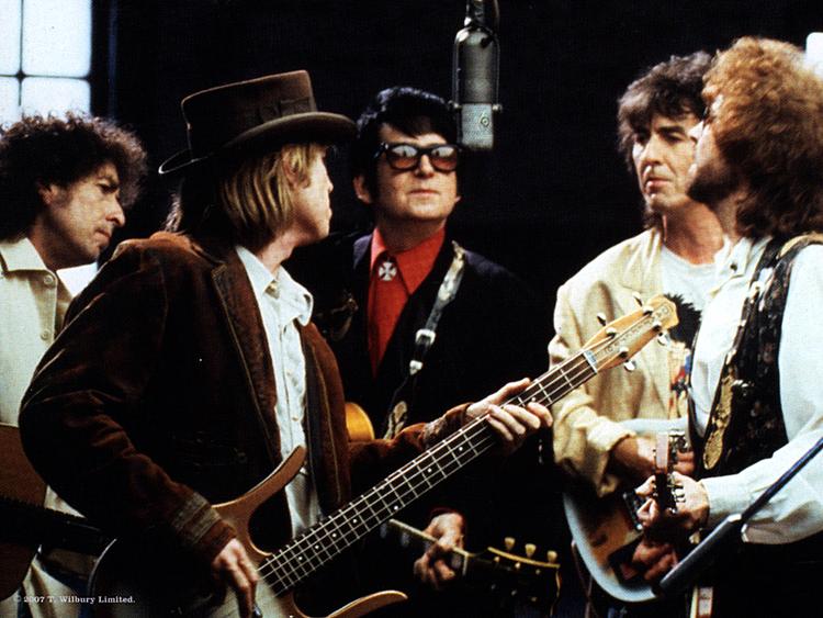 Bob Dylan, Tom Petty, Roy Orbison, George Harrison og Jeff Lynne - tilsammen det musikalske frikvarter The Traveling Wilburys. 