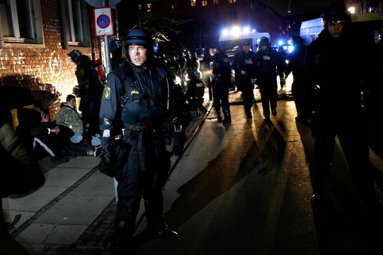 Foto fra Nørrebro 4. marts, hvor svenskeren kastede en flaske mod politiet. 