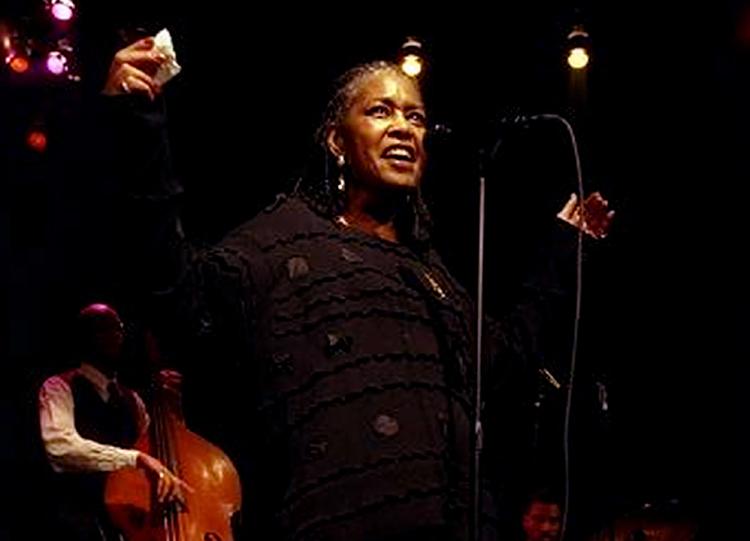 Abbey Lincoln formår stadig at bevæge os med sin stemme. Her synger hun på Copenhagen Jazzhouse i 1997. 