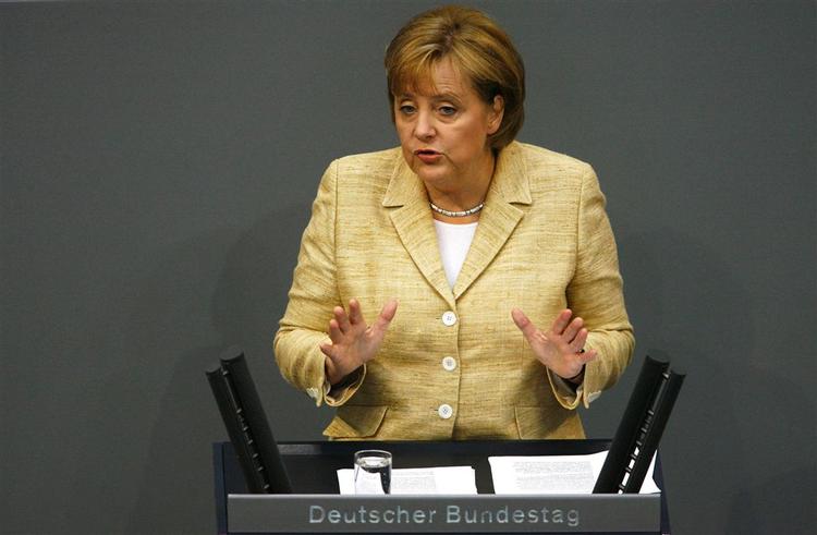 Flere embedsmænd mener, at kansler Angela Merkel må trække noget op af hatten for at forhindre en ny EU-traktat i at kuldsejle. 