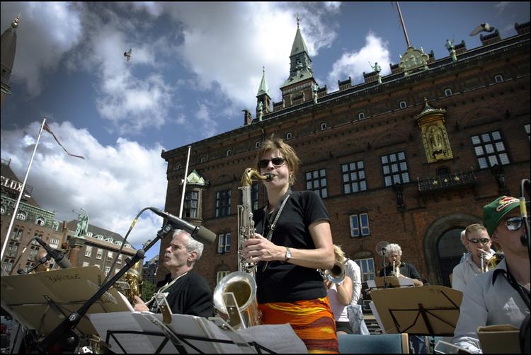 Ernie Wilkins Almost Big Band leverer en fin indsats på cd'en 'Out of this world'. Her ses de på Rådhuspladsen i 2003. 