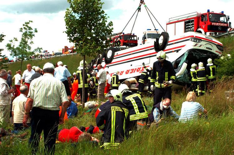 Bussen endte på taget, da den røg af motorvejen. 