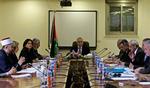 Mahmoud Abbas har smidt Hamas ud af den palæstinensiske regering. I dag ledte den nyudnævnte premierminister Salam Fayyad (i midten) det første hasteindkaldte møde i den ny regering. 