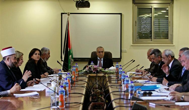 Mahmoud Abbas har smidt Hamas ud af den palæstinensiske regering. I dag ledte den nyudnævnte premierminister Salam Fayyad (i midten) det første hasteindkaldte møde i den ny regering. 