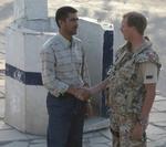 Kaptajn Anders Boisen hilser på den nu myrdede tolk Mohammed tilbage i 2004. 