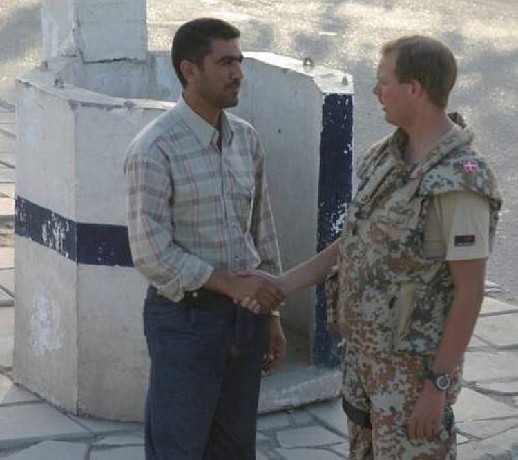 Kaptajn Anders Boisen hilser på den nu myrdede tolk Mohammed tilbage i 2004. 
