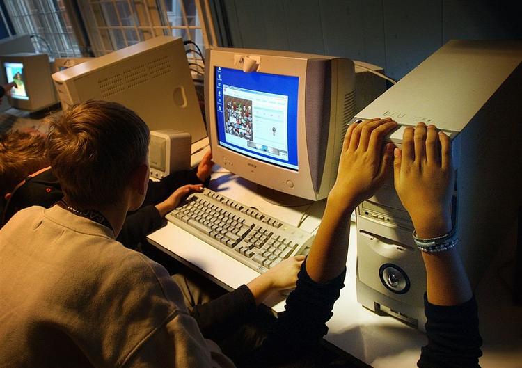 Unge gør i stigende grad brug af internettets muligheder for at skabe kontakt til andre unge. 