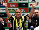Roberto Carlos hilser på de tyrkiske tilhængere iklædt Fenerbahces farver. 
