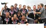 Glade FCK'ere med DM-pokalen. 
