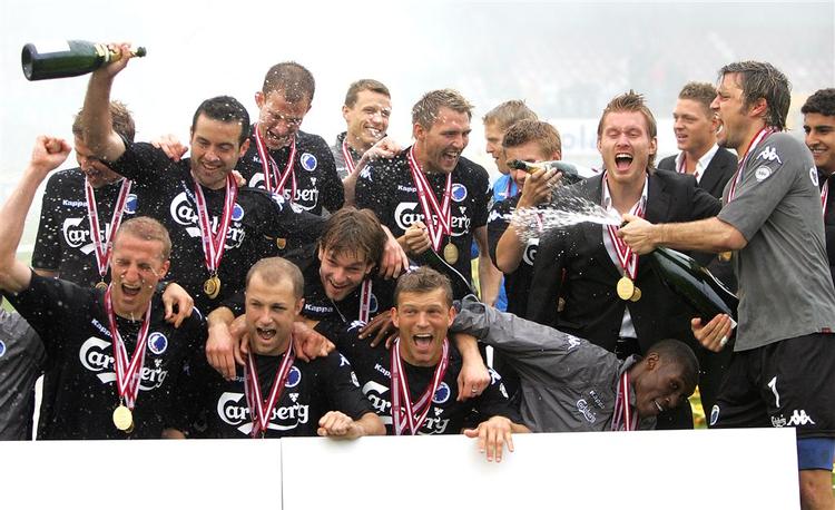 Glade FCK'ere med DM-pokalen. 