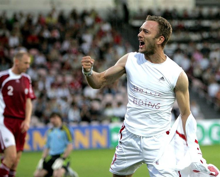 Dennis Rommedahl scorede begge målene - og fik en advarsel for at smide trøjen - da Danmark tidligere på måneden vandt 2-0 på udebane i Letland. 