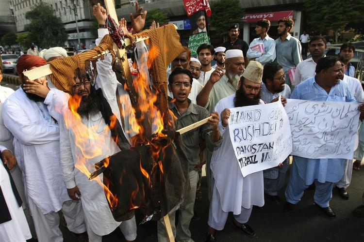 Flere steder i Pakistan har befolkningen i dag fået luft for deres vrede over, at forfatteren Salman Rusdie er blevet slået til ridder af den britiske dronning Elizabeth. 