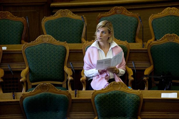 Ulla Tørnæs (V)  giver sine embedsmænd ansvaret for at politikerne på Christiansborg i mere end et halvt år er blevet holdt i uvidenhed om sagen om den irakiske tolk. 