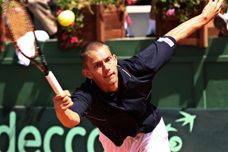 Frederik Løchte Nielsens kamp i anden runde af kvalifikationsturneringen til Wimbledon blev ramt af regnvejrsafbrydelser. 