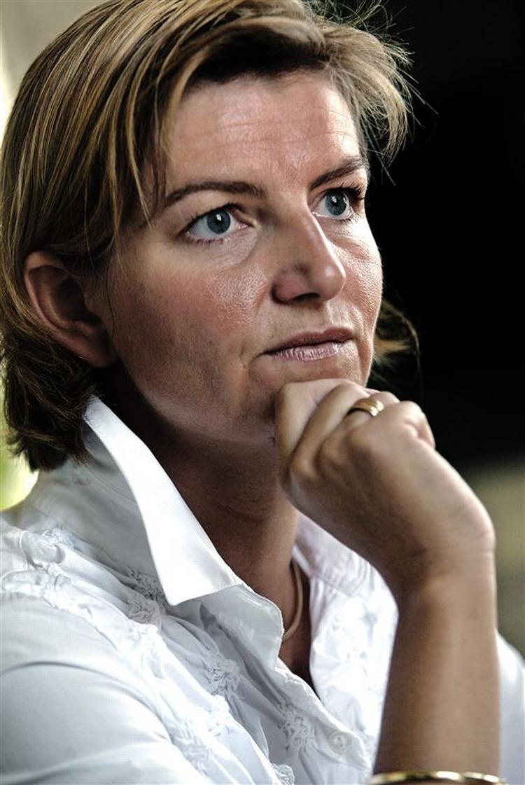 Ulla Tørnæs lever ikke op til sit ansvar som minister, mener flere eksperter. 
