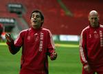 Kenneth Perez (tv) har ikke fået afklaret sin fodboldfremtid, da PSV og Ajax skændes om prisen. 