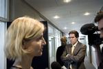 Mens udviklingsminister Ulla Tørnæs (V) bevarede spørgsmål fra medierne, havde ministerens højre hånd, Danida-chefen Ib Petersen (th,) svært ved at finde fornemmelsen af en god dansk sommer. 