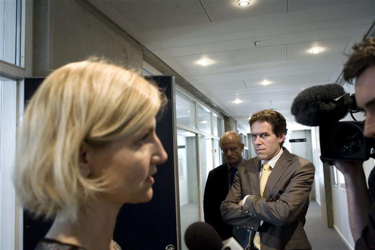 Mens udviklingsminister Ulla Tørnæs (V) bevarede spørgsmål fra medierne, havde ministerens højre hånd, Danida-chefen Ib Petersen (th,) svært ved at finde fornemmelsen af en god dansk sommer. 