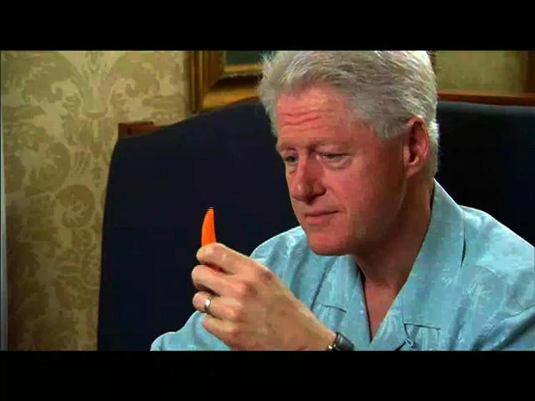 Bill Clinton er ikke udpræget tilfreds med at skulle gnaske i gulerødder. 
