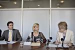 Dansk udviklingsbistand har været til eksamen i OECD og har bestået. Fra venstre Danida-chefen Ib Petersen, udviklingsminister Ulla Tørnæs (V) og direktør i OECD, Karen Jørgensen. 