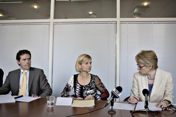Dansk udviklingsbistand har været til eksamen i OECD og har bestået. Fra venstre Danida-chefen Ib Petersen, udviklingsminister Ulla Tørnæs (V) og direktør i OECD, Karen Jørgensen. 