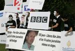 Journalister over hele verden protesterede onsdag over bortførelsen af BBC-journalisten Alan Johnston.Som her i Paris. 
