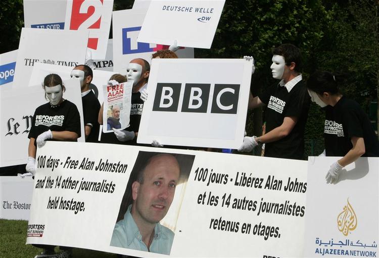 Journalister over hele verden protesterede onsdag over bortførelsen af BBC-journalisten Alan Johnston.Som her i Paris. 
