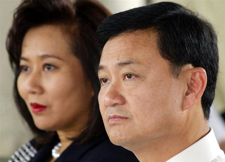 Der venter Thailands tidligere premierminister Thaksin Shinawatra og hans kone en retssag for korruption, hvis de vender hjem til Thailand. 
