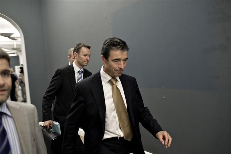 Statsminister Anders Fogh var til møde i Udenrigspolitisk Nævn inden han rejser til topmøde i Bruxelles. 