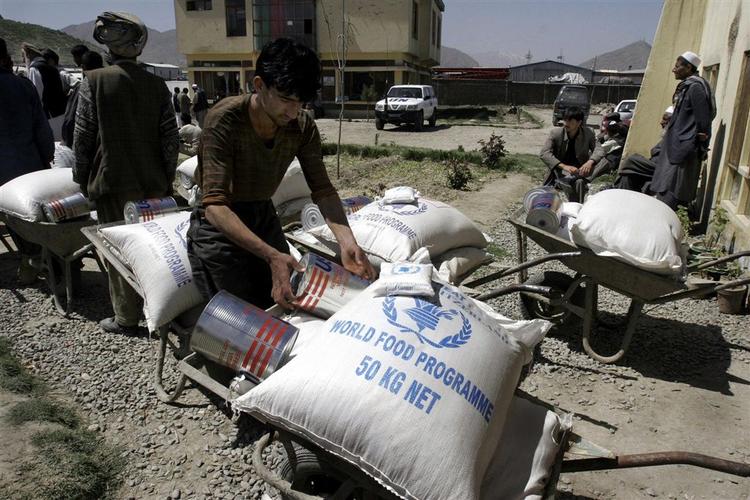 Det sydlige Afghanistan modtager ikke længere fødevaresendinger som denne fra FN. Lastbilerne bliver alt for tit røvet, så FN har indstillet transporten af mad til området. 