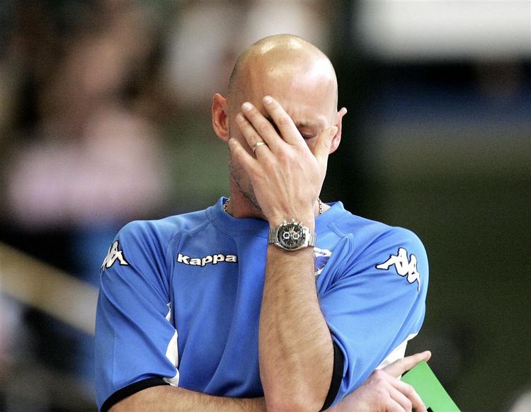 FCK-træner Magnus Andersson tager sig til hovedet over EHF's beslutning om at give et Champions League-wildcard til Viborg HK. 