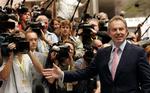 Premierminister Tony Blair modtages af pressen ved ankomsten til topmødet i Bruxelles. 