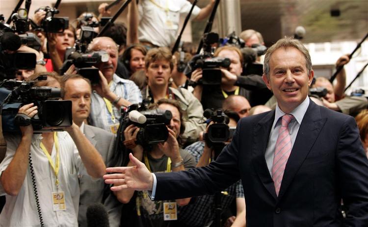 Premierminister Tony Blair modtages af pressen ved ankomsten til topmødet i Bruxelles. 