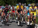 Schleck (midt, i gult) kunne ikke følge med, da konkurrenterne forcerede mod slutningen af dagens stormombruste etape. 