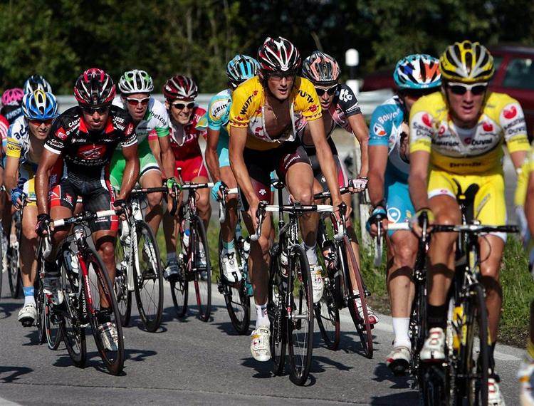 Schleck (midt, i gult) kunne ikke følge med, da konkurrenterne forcerede mod slutningen af dagens stormombruste etape. 