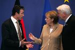 Statsminister Fogh hilser på kansler Angela Merkel ved åbningen af topmødet i Bruxelles. 
