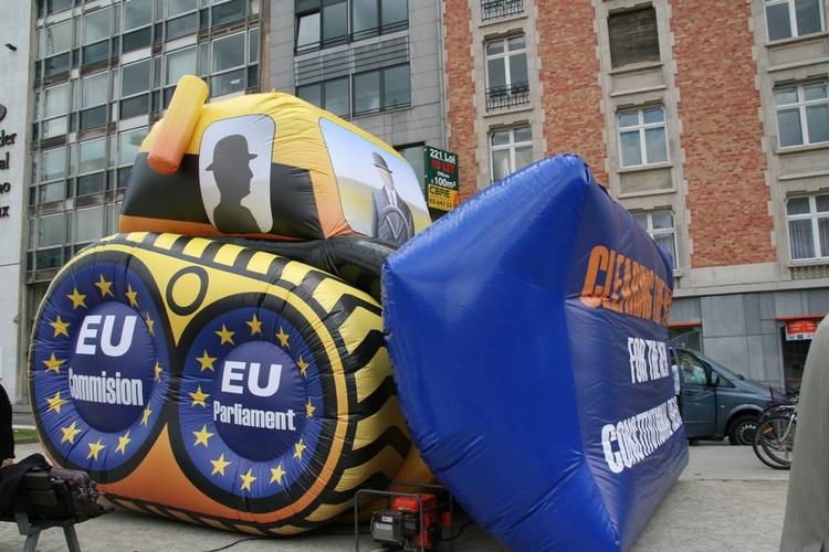 Den nu konfiskerede bulldozer. 