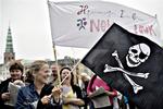 De strejkende sosu-assistenter demonstrerede i går foran Christiansborg. Strejken fortsætter. 
