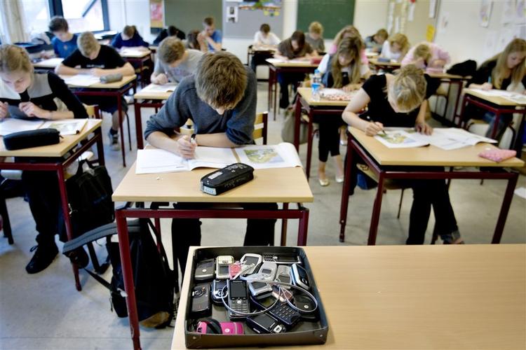 Kommunerne måtte afholde skriftlige eksamener på godt gammeldags papir, efter it-systemet brød sammen. Det har kostet fem millioner, og det beklager kommunerne. 