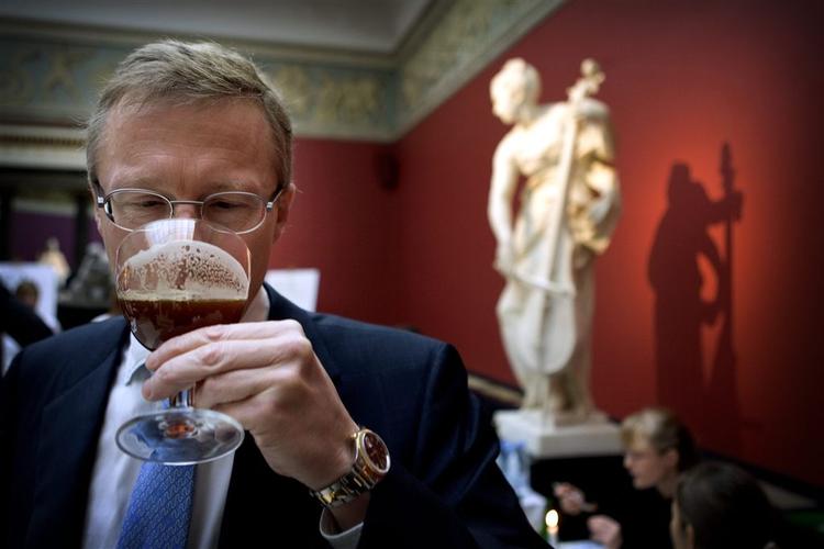Nils Smedegaard Andersen har været koncernchef i Carlsberg siden 2001. Nu skal ølmanden lede Danmarks største virksomhed. Arkivfoto fra pressemøde i 2004. 