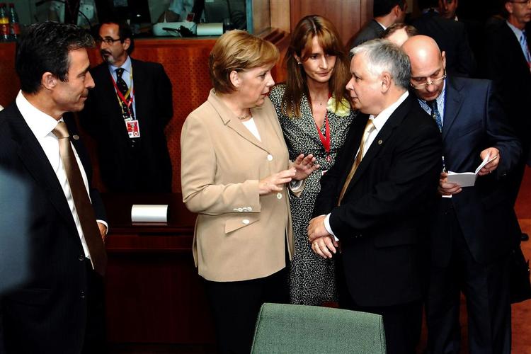 Kansler Merkel samtaler med den polske præsident Kaczinski. Til venstre statsminister Fogh. 