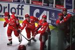 Det danske U-18 landshold fejrer en scoring af Lars Eller(bagest) under B-VM. 